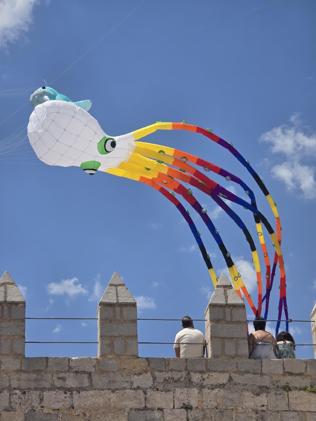 Cometas del Festival del Viento inundan el castillo de Peñíscola Cometas del Festival del Viento inundan el castillo de Peñíscola