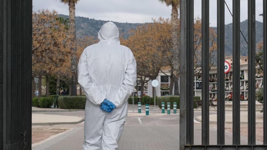 Un sepulturero de Elda esperando los restos mortales de un fallecido por coronavirus