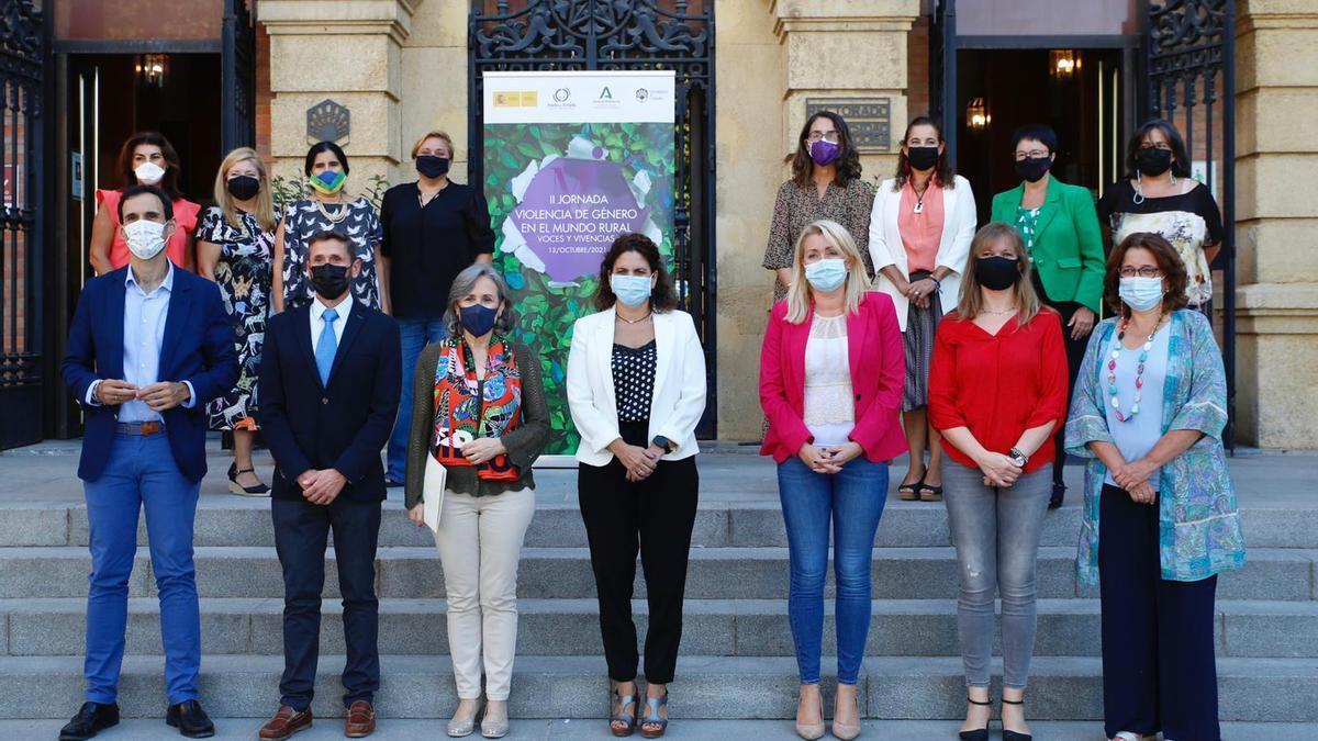 Los asistentes a la segunda Jornada sobre violencia de género en el mundo rural a las puertas del rectorado de la UCO.