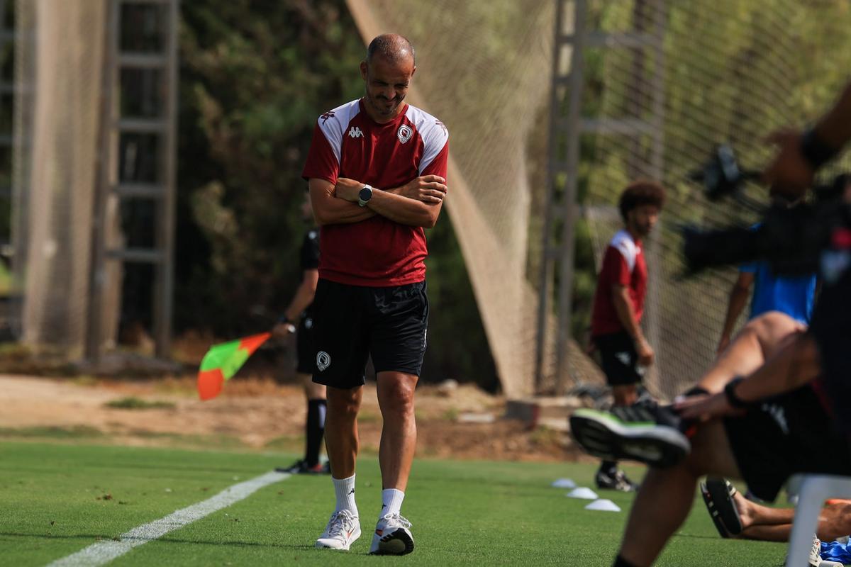 Beto Company gesticula durante el amistoso cotra la Selección AFE en el Bonalba Golf Resort de Mutxamel.