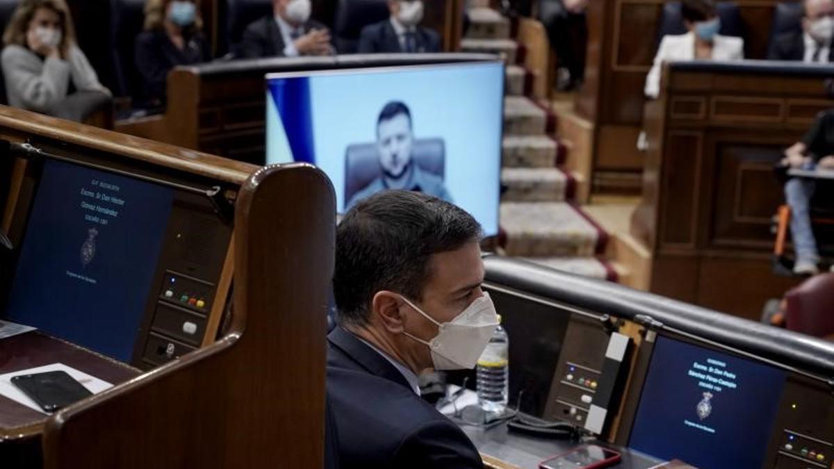 El presidente del Gobierno, Pedro Sánchez, atiende la intervención del presidente de Ucrania, Volodímir Zelenski, ante el Congreso de los Diputados, el pasado 5 de abril de 2022.