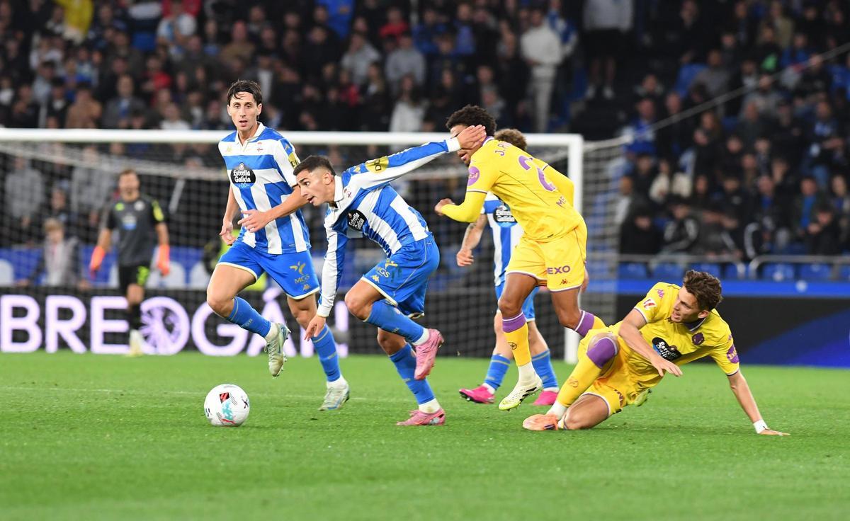 Yeremay supera a dos jugadores del Valladolid en el duelo de la primera vuelta en Riazor.