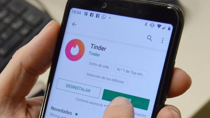 Un usuari obre Tinder