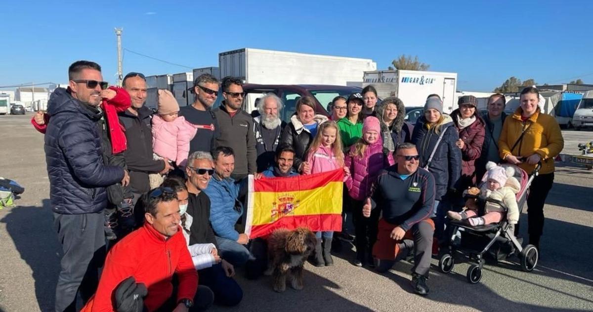 Los bomberos desplazados con las familias  que han traído a Málaga. Llegada de refugiados esta semana y campaña de recogida de alimentos de Cs.  | L.O. / ÁLEX ZEA