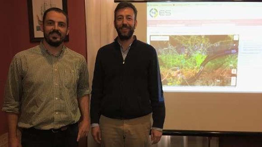 Tomás Saz y Carlos Vázquez Padín frente al plano que marca todos los puntos de luz del Concello de Tui. // FdV