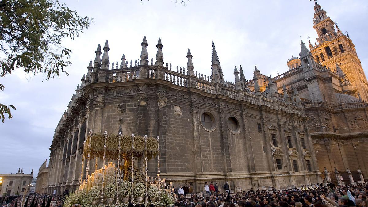 La Catedral de Sevilla y la Giralda en una estampa de la Madrugá de la Semana Santa de Sevilla