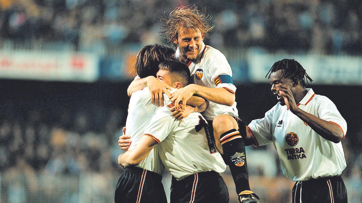 Los jugadores del Valencia CF celebran un gol durante esa temporada. Claudio López, Adrian Ilie, Joçelyn Angloma y Gaizka Mendieta, en la foto.