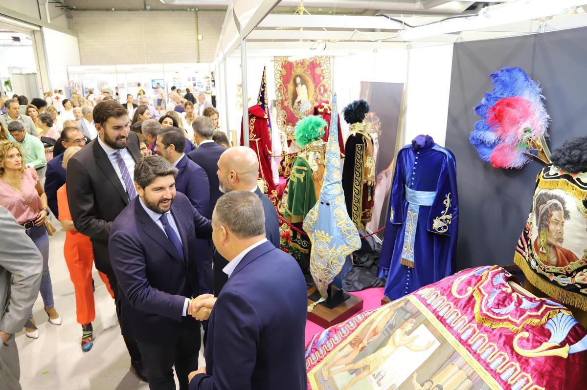 Fernando López Miras visita los stands de los pasos Azul, Blanco y Encarnado que durante la feria mostrarán sus bordados.