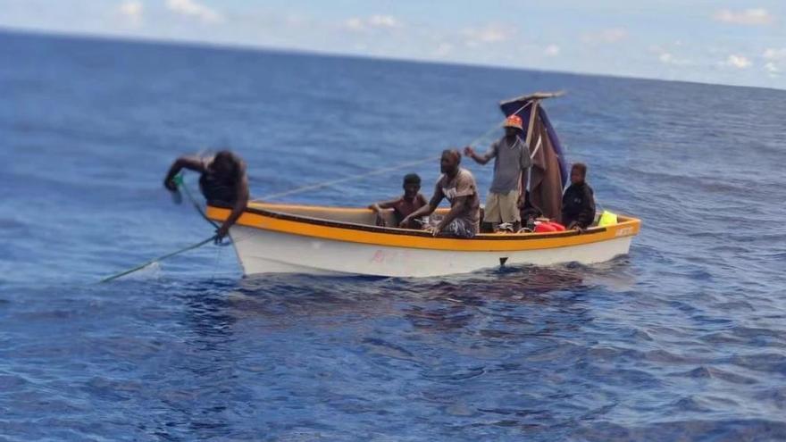 El barco de Papúa Nueva Guinea, en el momento del rescate gracias al atunero de la matriz de Albo