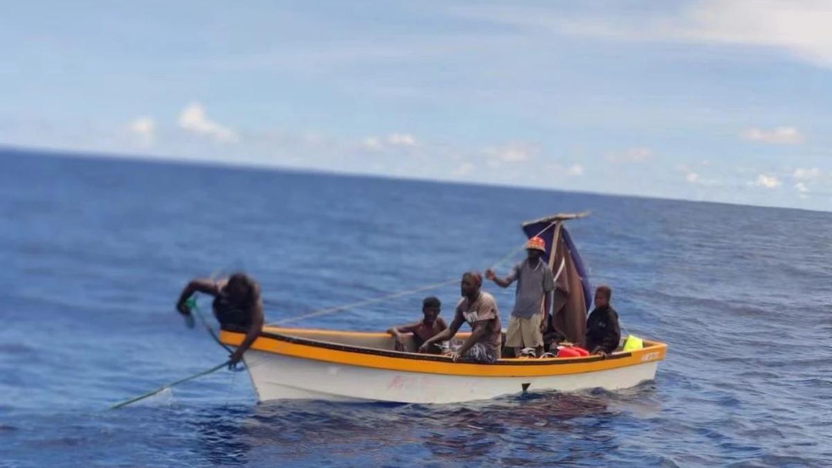 El barco de Papúa Nueva Guinea, en el momento del rescate gracias al atunero de la matriz de Albo