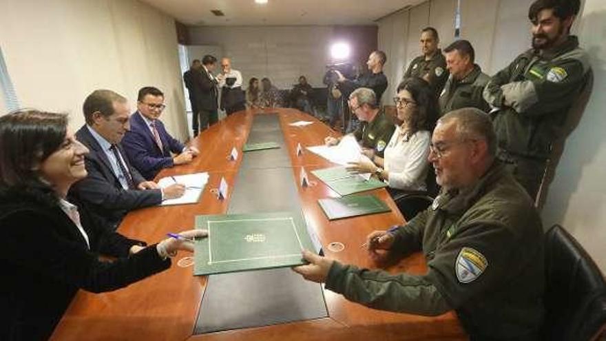 Firma del acuerdo con los agentes forestales. // Xoán Álvarez