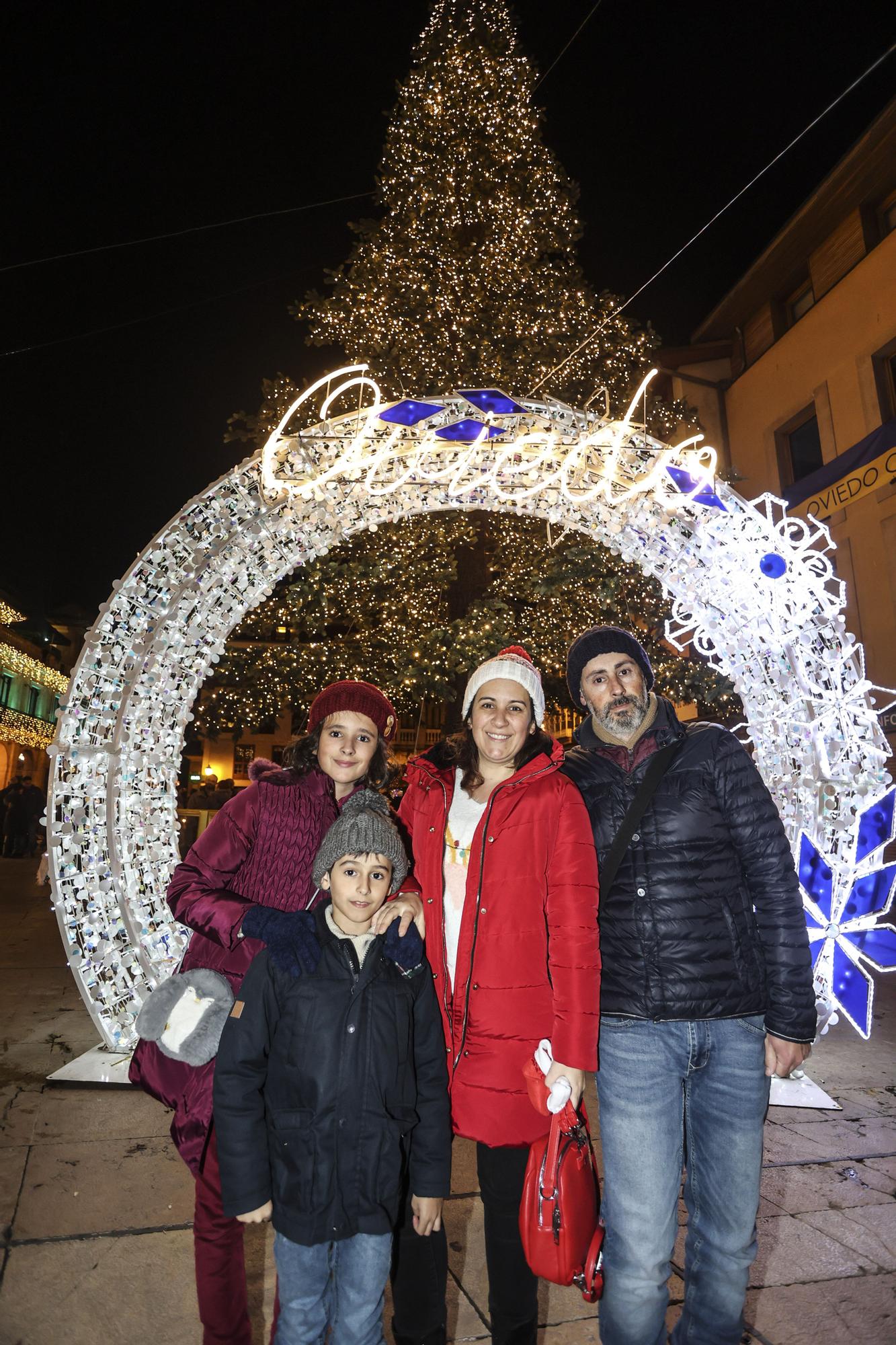 En imágenes: así fue el encendido de las luces de Navidad en Oviedo