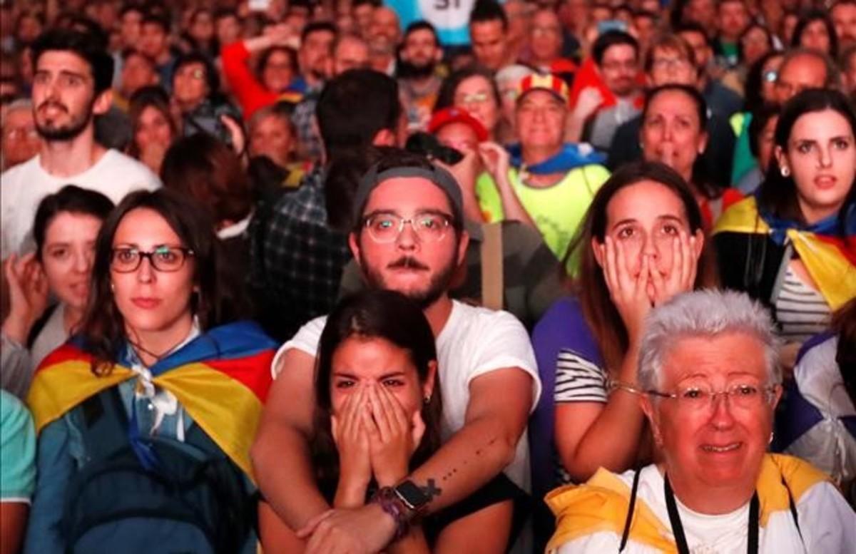 zentauroepp40490382 people react as they watch a sesion of the catalonian region171010220536
