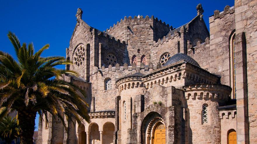 Así de impresionante es este templo ubicado en mitad del centro urbano de un pueblo gallego.