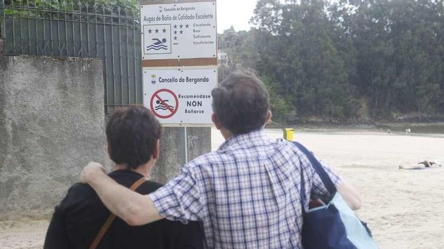 Cartel que desaconseja el baño en Gandarío.