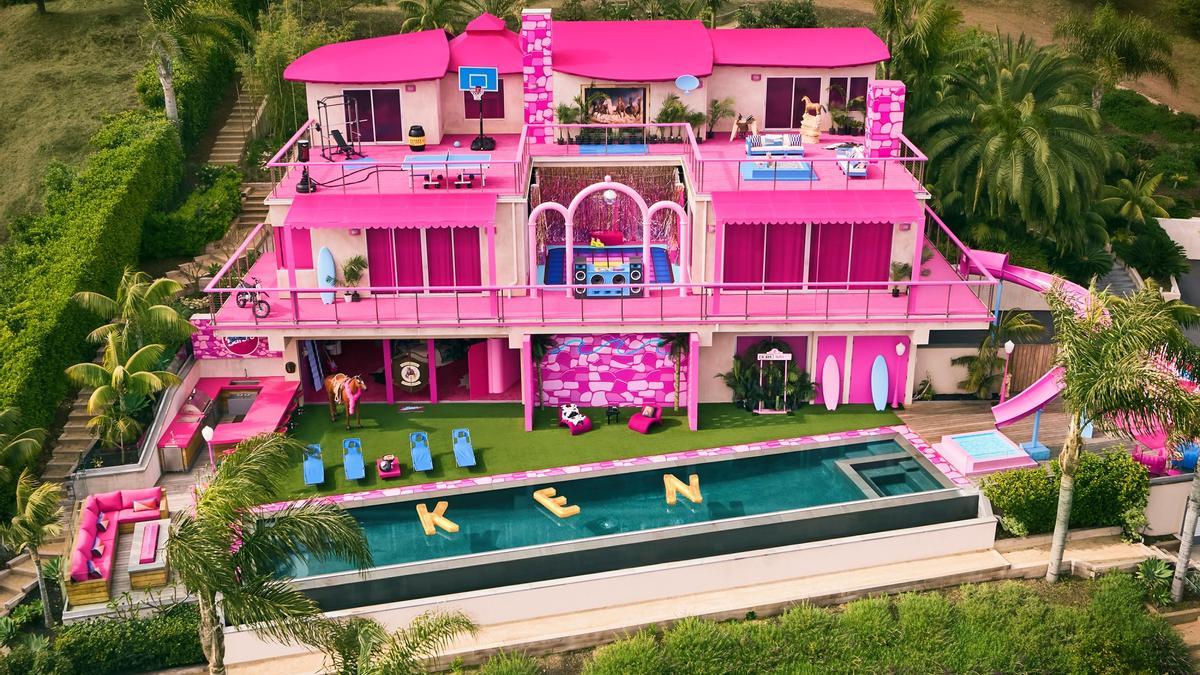 La Casa de Ensueño de Barbie ha aparecido en Malibú y puedes alojarte en ella