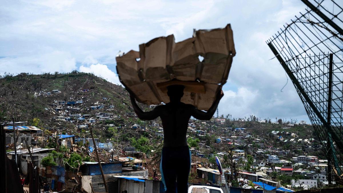 Un barrio de la isla Mayotte, en el el sudeste de África, tras el paso del ciclón Chido.