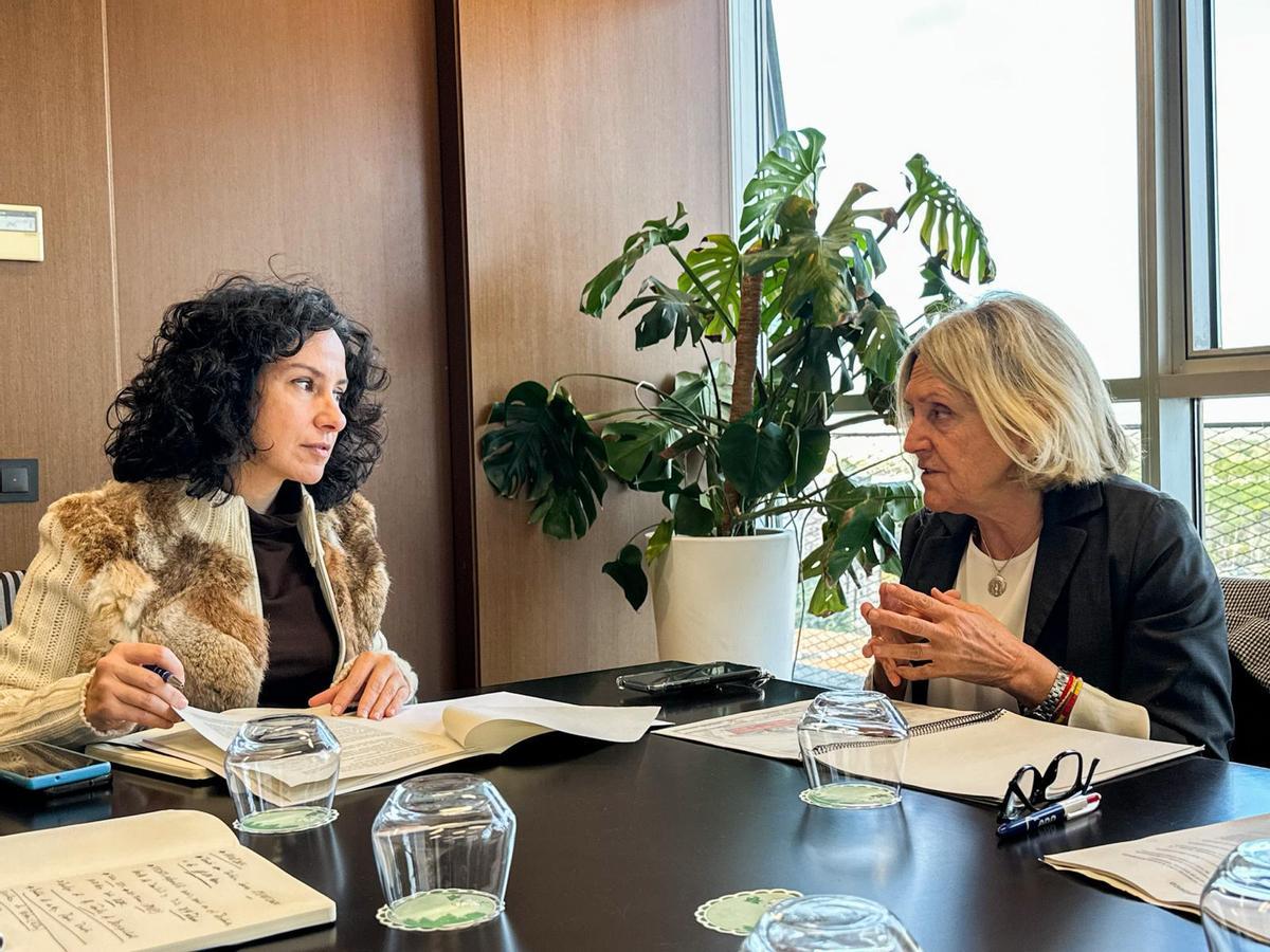 Reunión entre Elena Albalat, consellera de Servicios Sociales, y la alcaldesa de Bétera, Elia Verdevío.