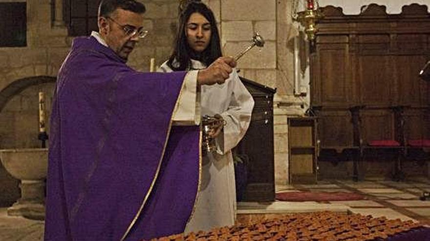 El sacerdote Narciso Lorenzo bendice los Niños Jesús.