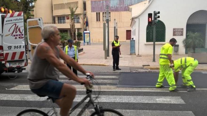 Treballs a la calçada de la N-332 al seu pas per Bellreguard.