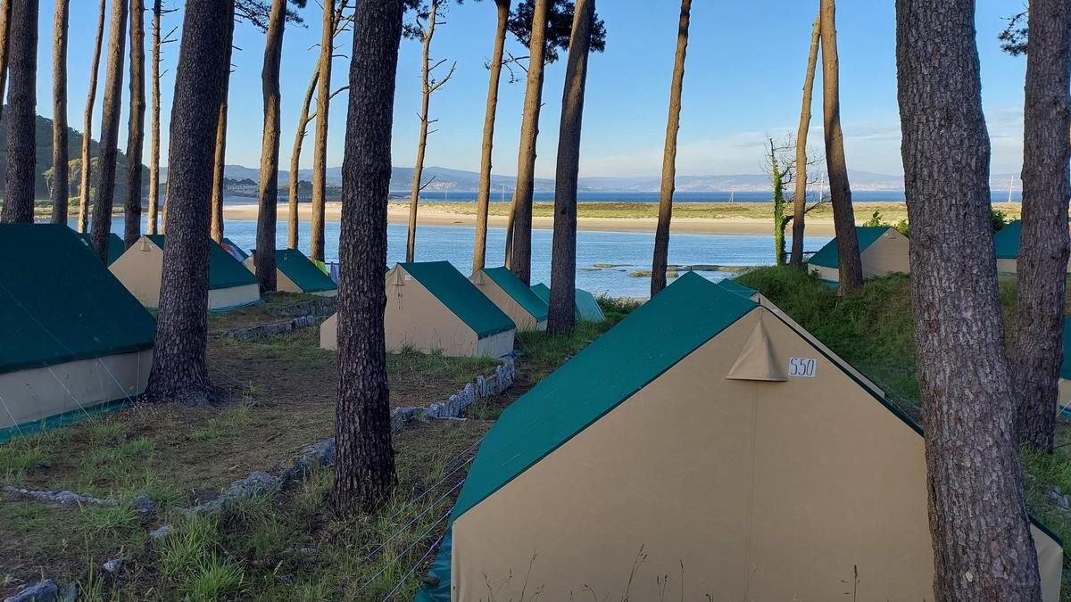 Vista del campingo de Cíes con el Lago dos Nenos y Rodas al fondo / A. Blanco