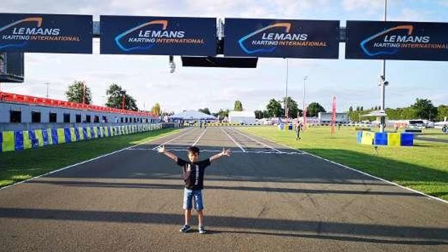 El piloto silledense posa en el circuito francés.