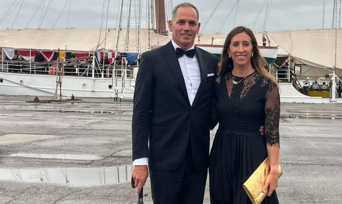 La vicealcaldesa de Gijón, Ángela Pumariega, con su marido, Alejandro Muscat, en El Musel, antes de la velada.