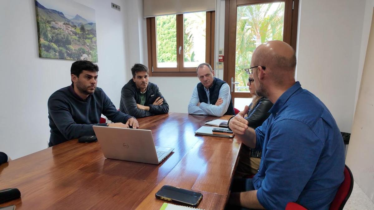 Imagen de la reunión mantenida este lunes entre el alcalde de Agüimes, Óscar Hernández, y técnicos del Instituto Tecnológico de Canarias (ITC).