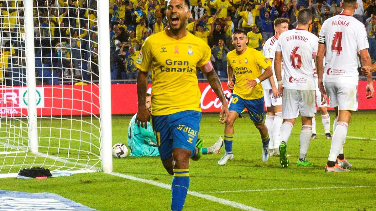 Viera festeja el tanto de la UD ante el Cartagena. Detrás, Moleiro.