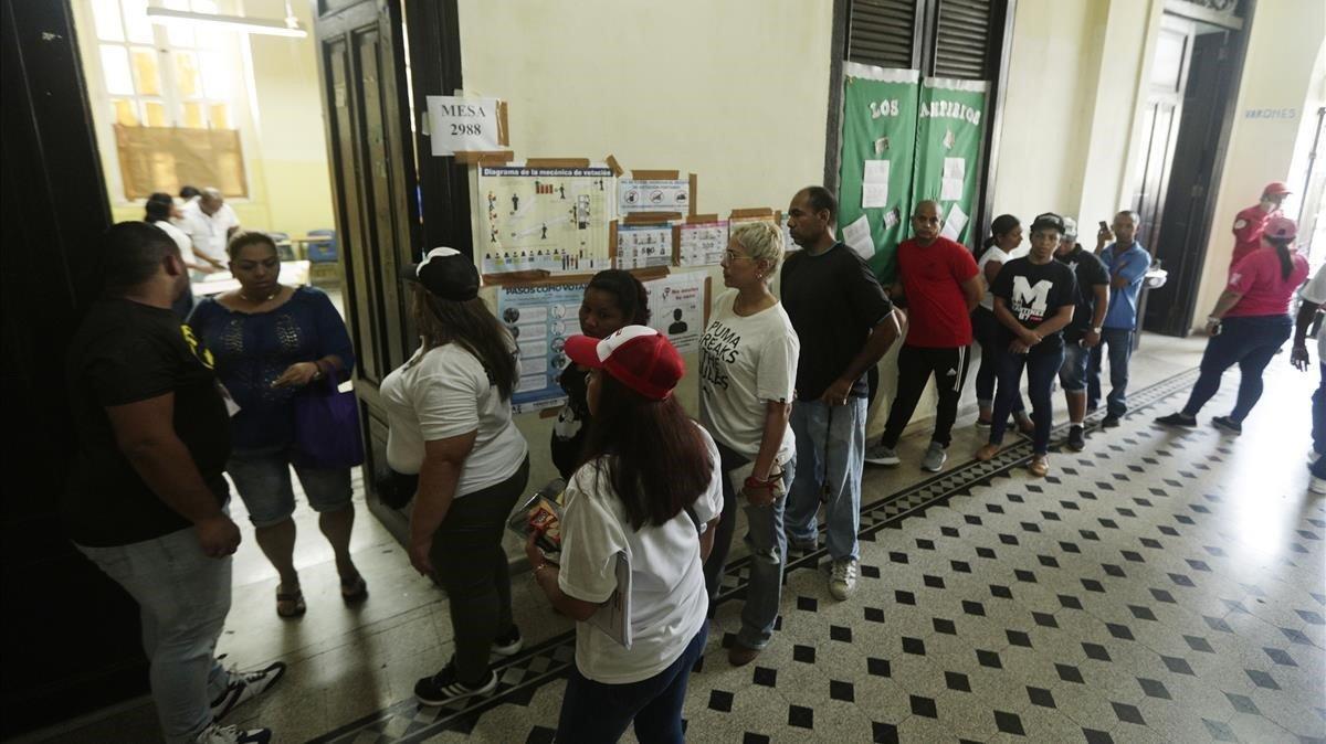 zentauroepp48024926 people wait in line to vote during general elections in pana190505172012
