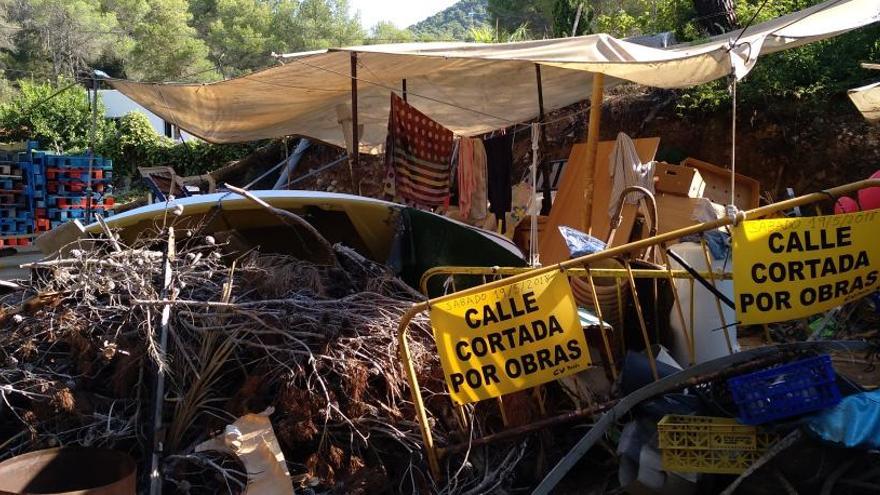 Restos acumulados en el torrente de Cala Llonga.