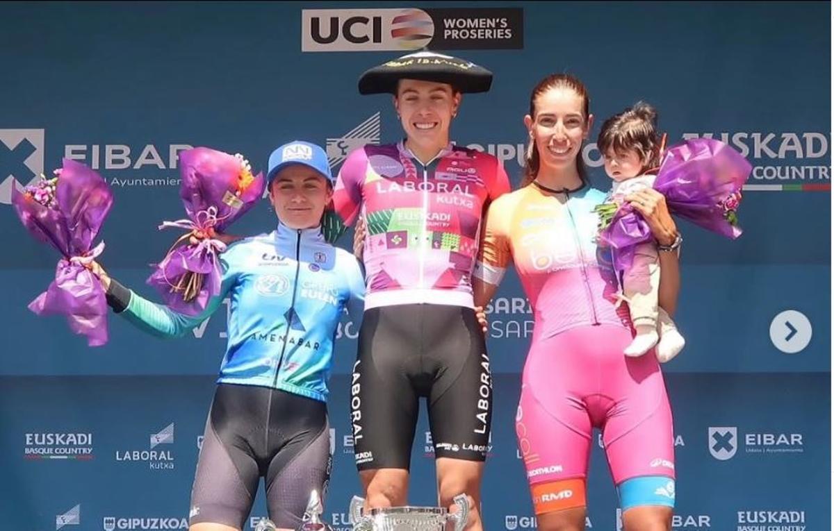 Sandra, con su hija en el podio tras quedar tercera en Eibar
