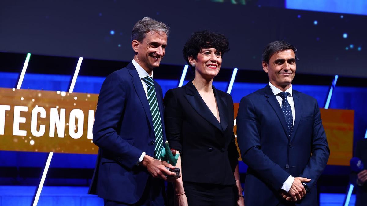 Daniel Orós, director científico del Instituto de Investigación Sanitaria de Aragón, Elma Saiz, ministra de Inclusión, Seguridad Social y Migraciones y Portavoz del Gobierno, y Óscar López, director ejecutivo del instituto.