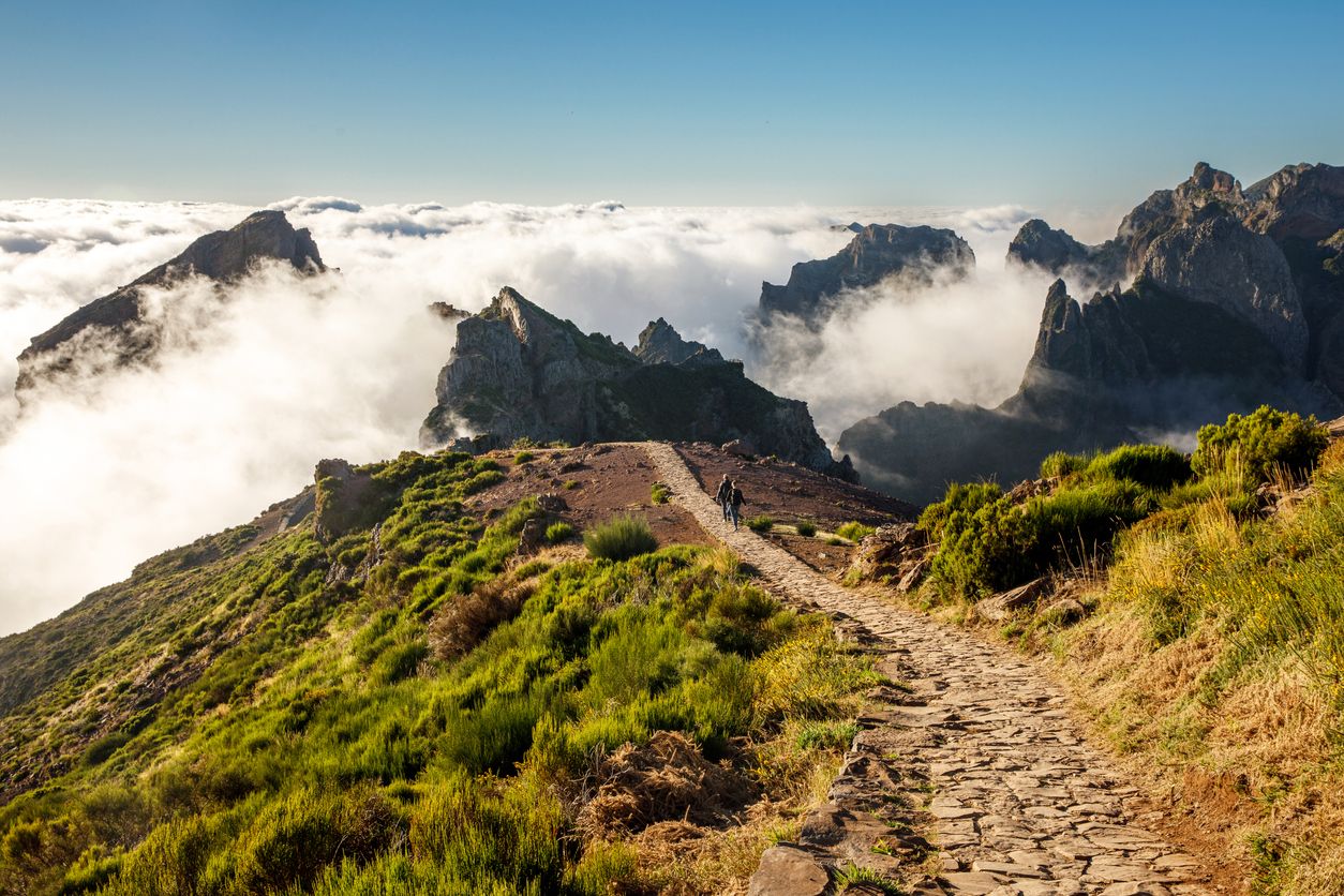 El Pico do Areeiro, el tercero más alto de la isla, se eleva por encima de las nubes