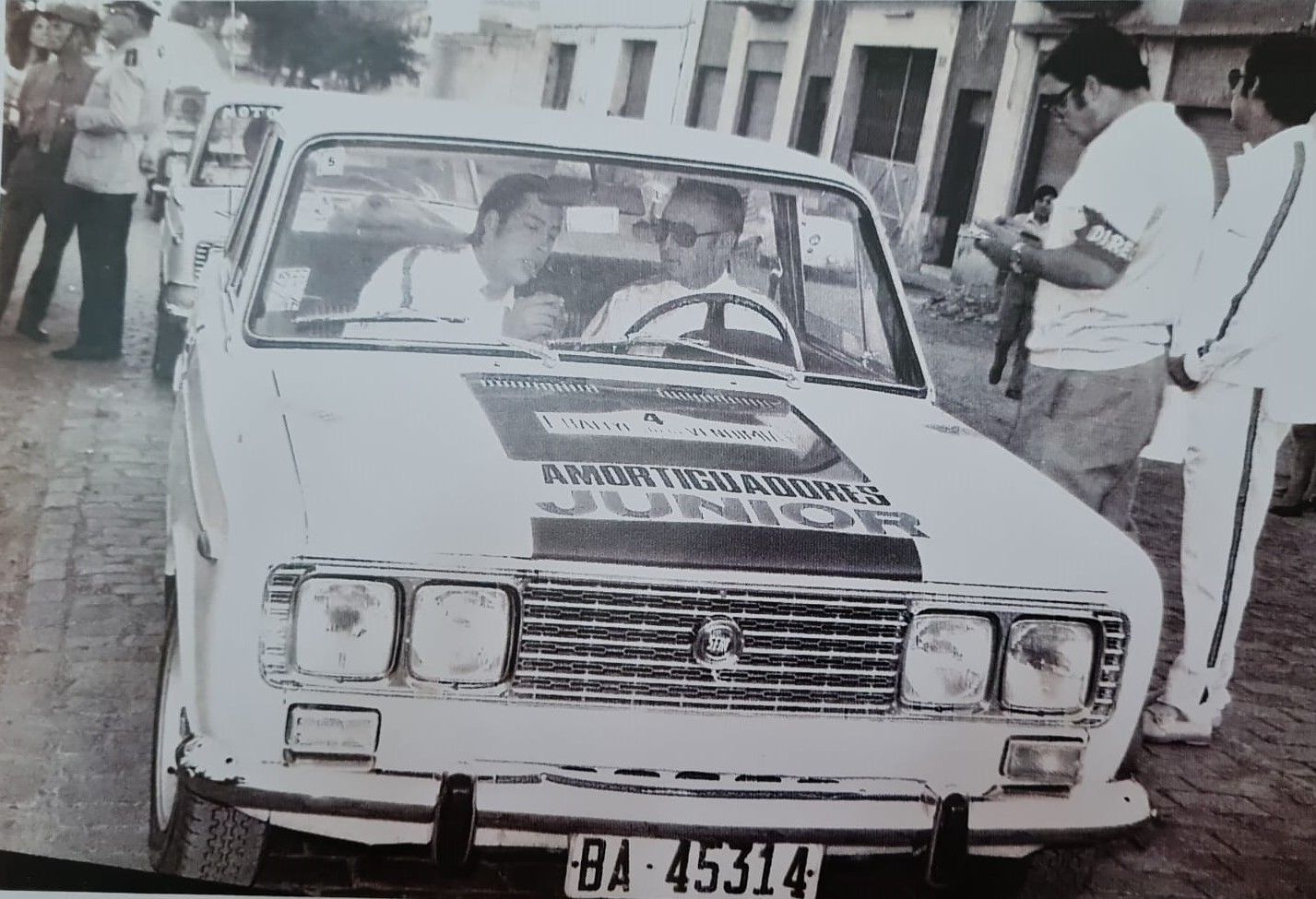 Primer Rally Vendimia,  en el que Juan Pardo da la salida a  Manuel Álvarez (piloto) y José M. Martínez Arias (copiloto).