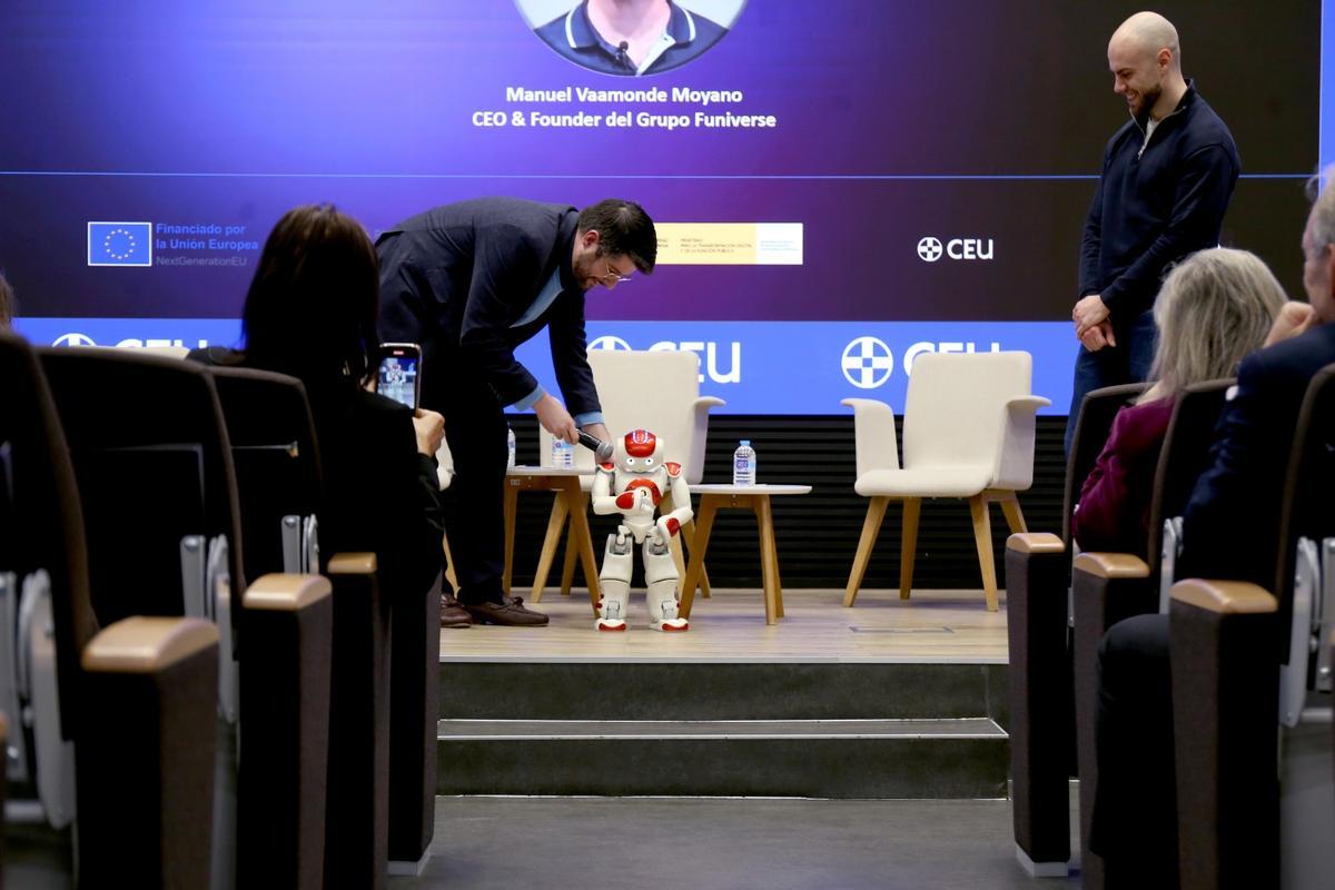 Interacción con un robot "preadolescente", especialmente programado para el trato con niños.