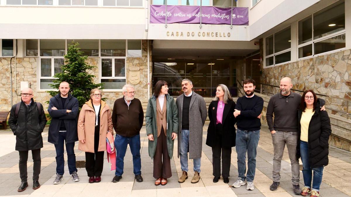 Ana Pontón e Daniel Pérez con concelleiros do goberno de Carballo.