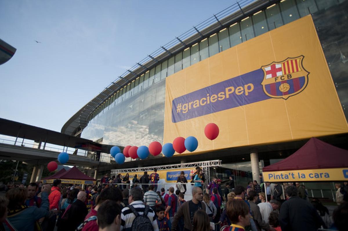 Ambient festiu al Camp Nou, preparat per rendir tribut al tècnic blaugrana.
