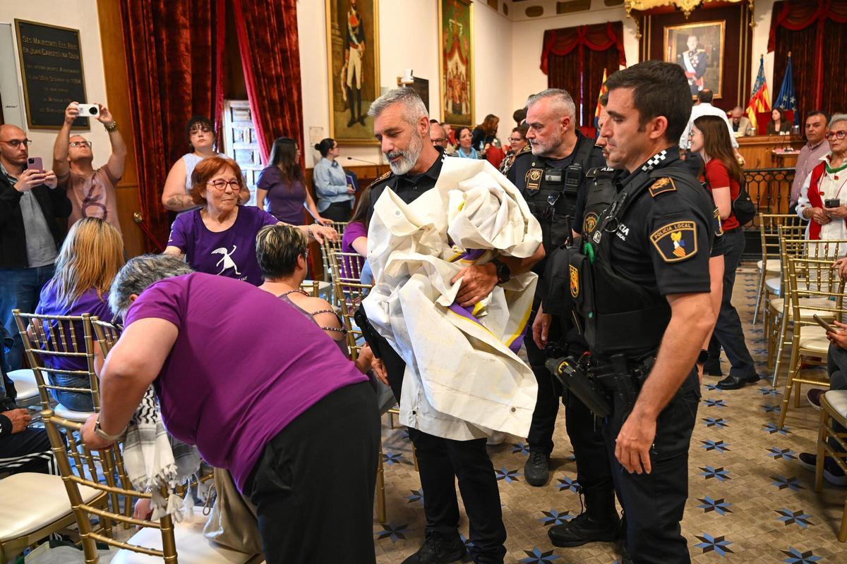 La Policía Local llamó la atención a algunas feministas que intentaron desplegar una pancarta.