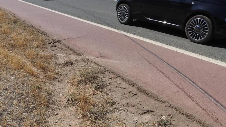 Lugar en el que ha tenido lugar el accidente. Aún se ve la frenada de la moto accidentada