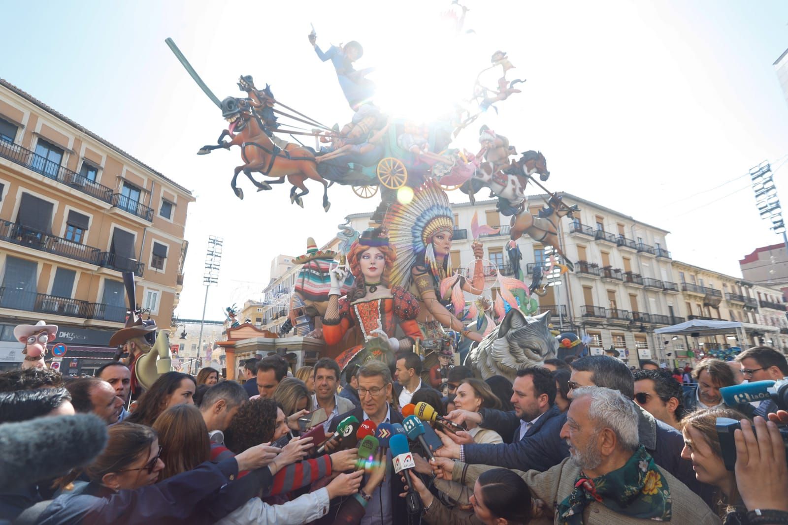 La Falla Convento de Jerusalén recibe la visita de Feijóo