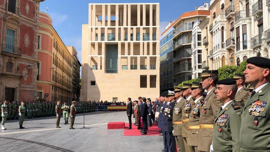 Los paracaidistas del Regimiento de Infantería &#039;Zaragoza&#039; 5 reciben la enseña nacional en Belluga