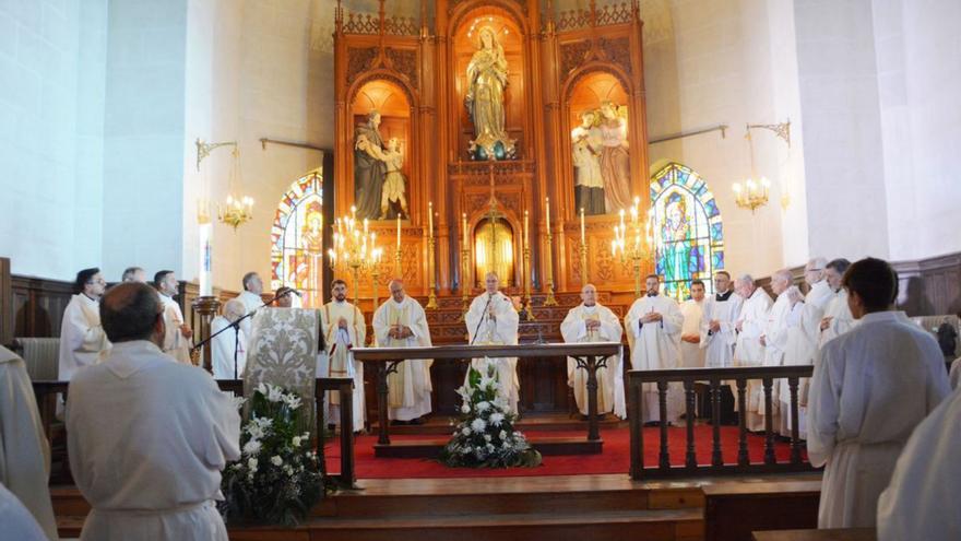 El obispo de Zamora, Fernando Valera, preside la Eucaristía en la capilla del Seminario de Toro ante un centenar de sacerdotes diocesanos. | Cedida