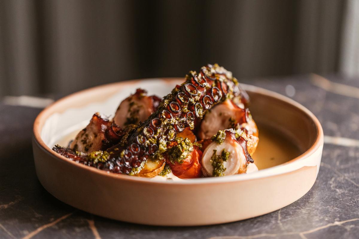 Pulpo a la parrilla al estilo Gordon Ramsay en Ibiza.