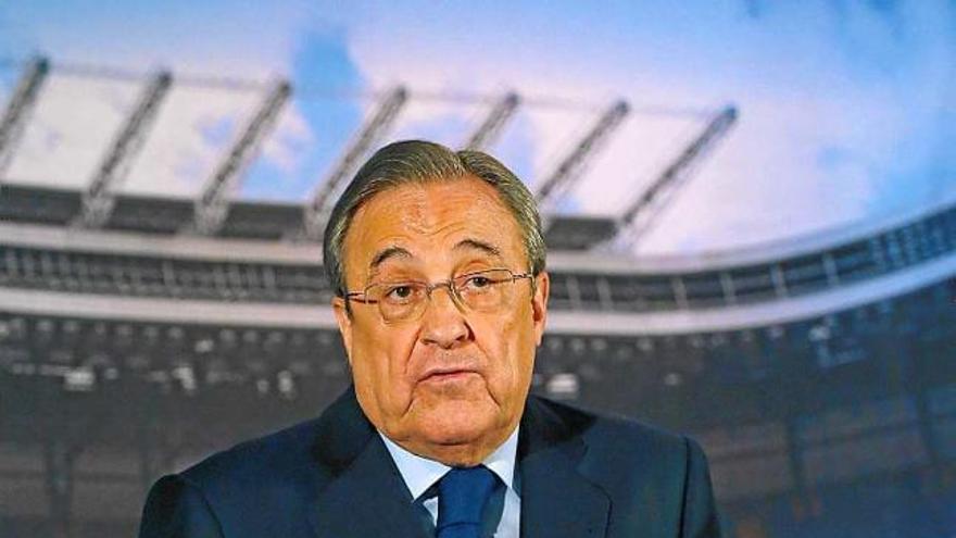 Florentino Pérez, en el moment d&#039;espolsar-se la responsabilitat