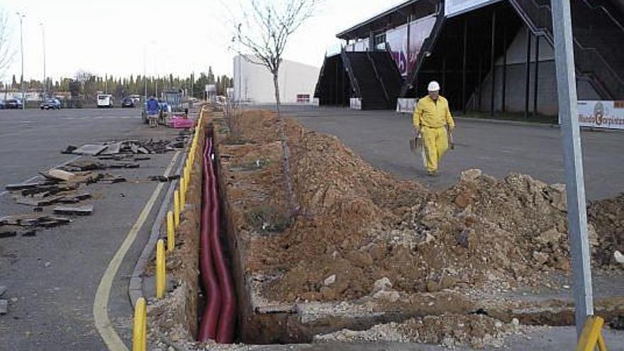 Zanjas para realizar la conexión eléctrica del nuevo auditorio.