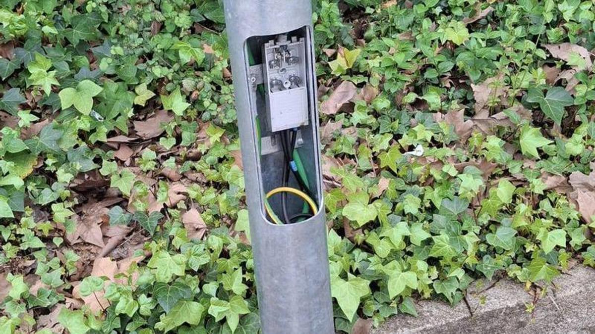 Destrozos en el alumbrado público en Alagón del Río.