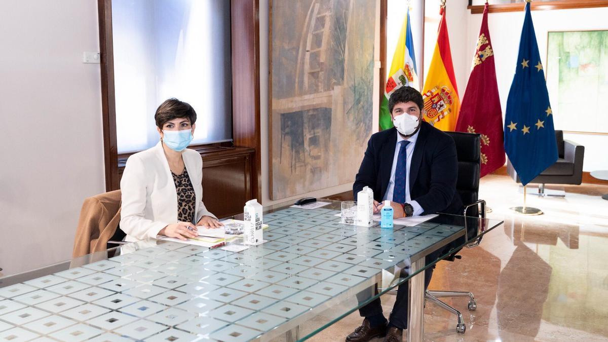 Fernando López Miras e Inmaculada Sánchez, ayer durante su reunión en San Esteban.