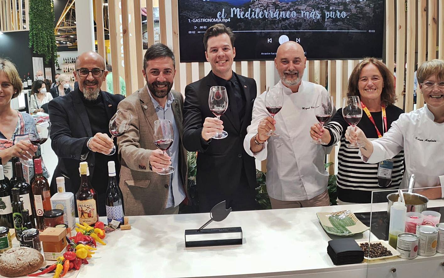 El ganador del Campeonato de España de Sumilleres (centro) lo celebra con colegas de las islas. |