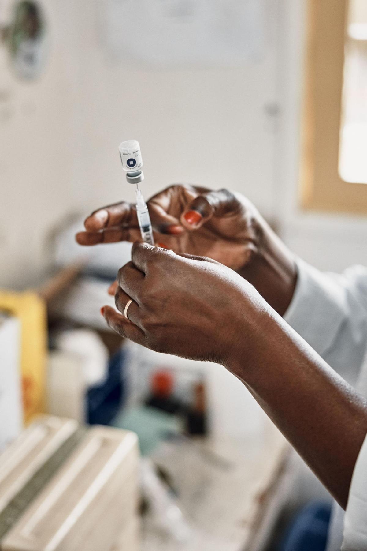 Un total de 95 empresas cordobesas impulsan la vacunación infantil en África gracias a una iniciativa de la Fundación la Caixa.